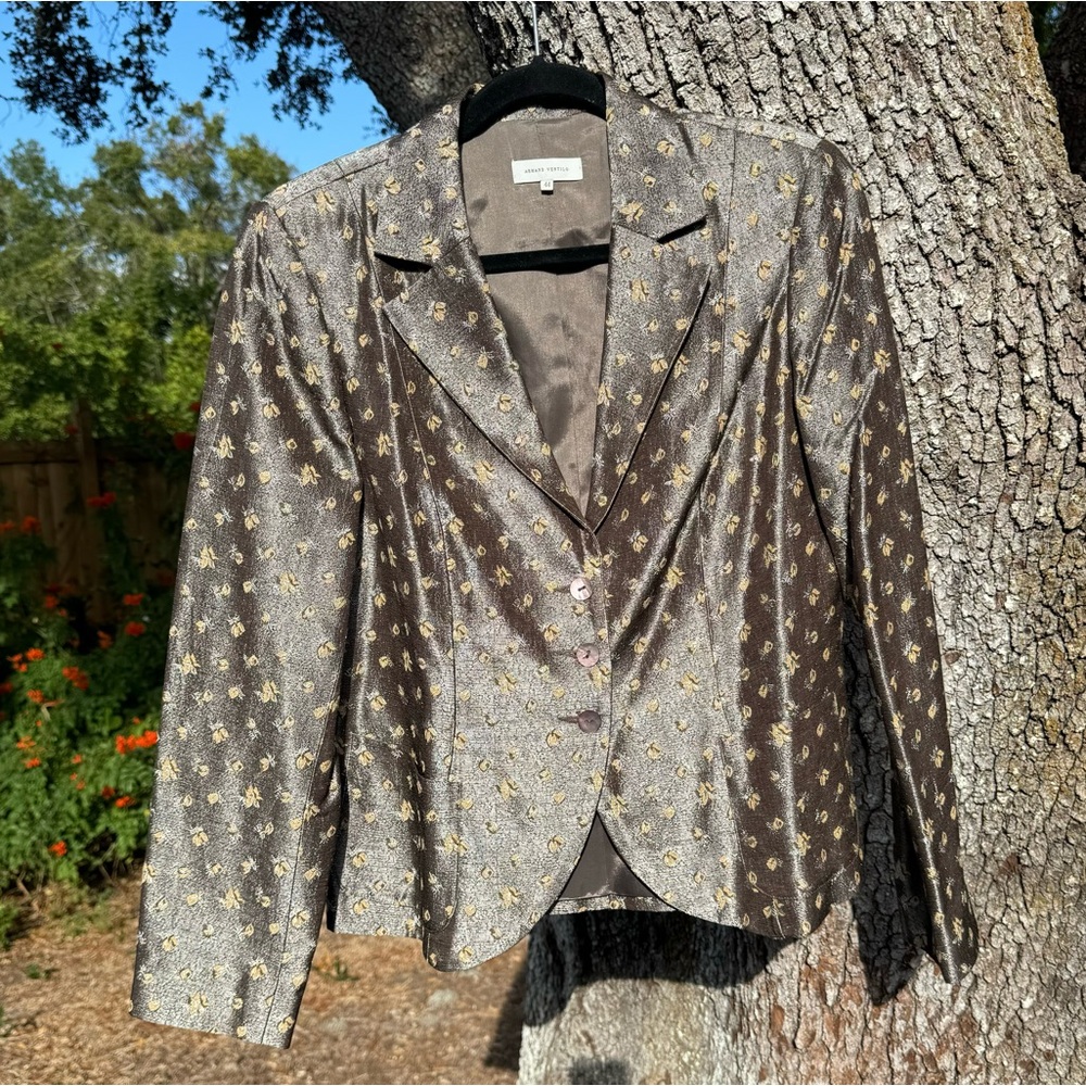 Vtg Armand Ventilo 66% Silk metallic brown blaze with French Bee print.EU 44